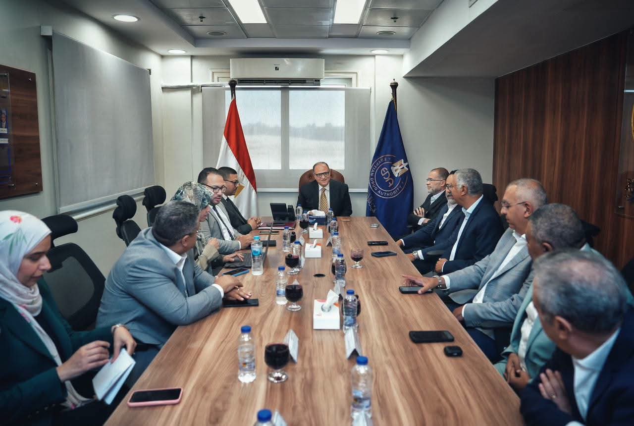 «لضمان توافر الدواء» رئيس هيئة الدواء المصرية يبحث مع شركات التوزيع سبل تعزيز استقرار السوق ومواجهة التحديات