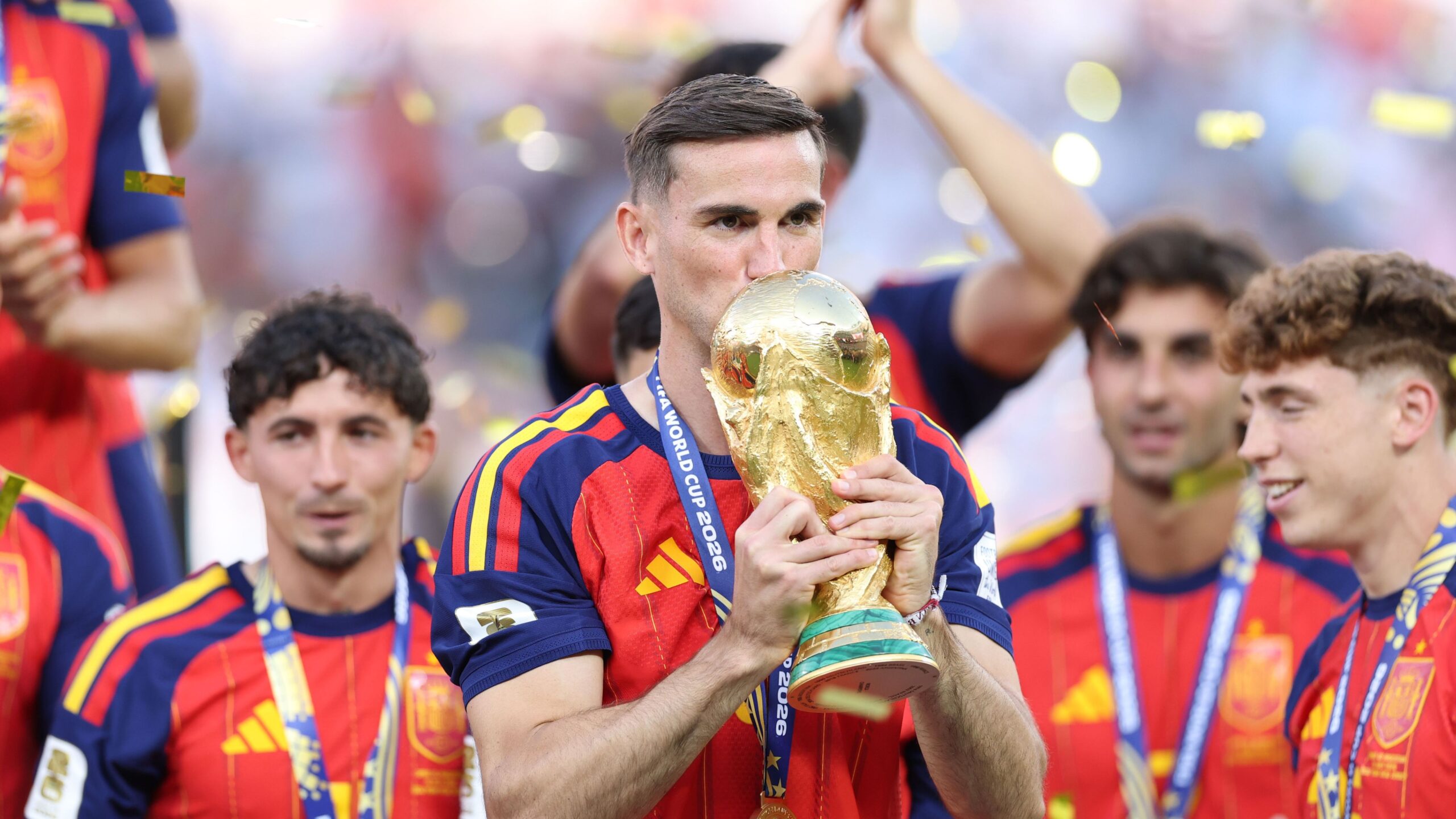 تكريم غريب بعد كأس العالم ثنائي إسبانيا يتلقى كمية ضخمة من الطماطم