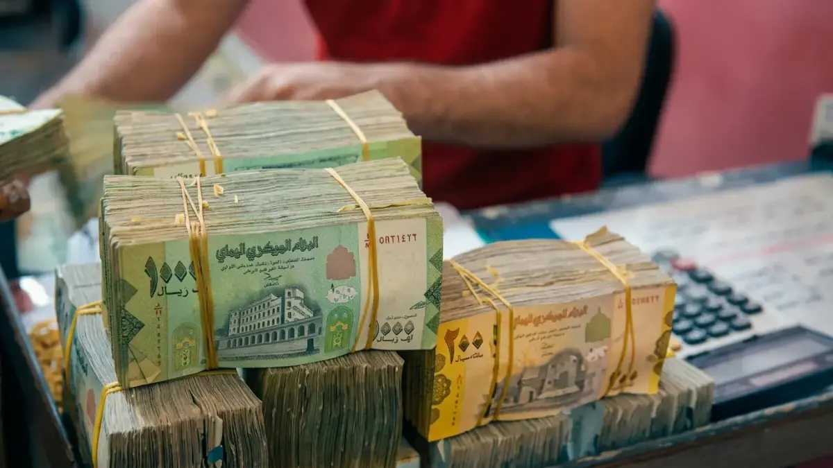 فجوة الدولار تقسم اليمن 1558 في الجنوب مقابل 533 في الشمال في أكبر انقسام نقدي