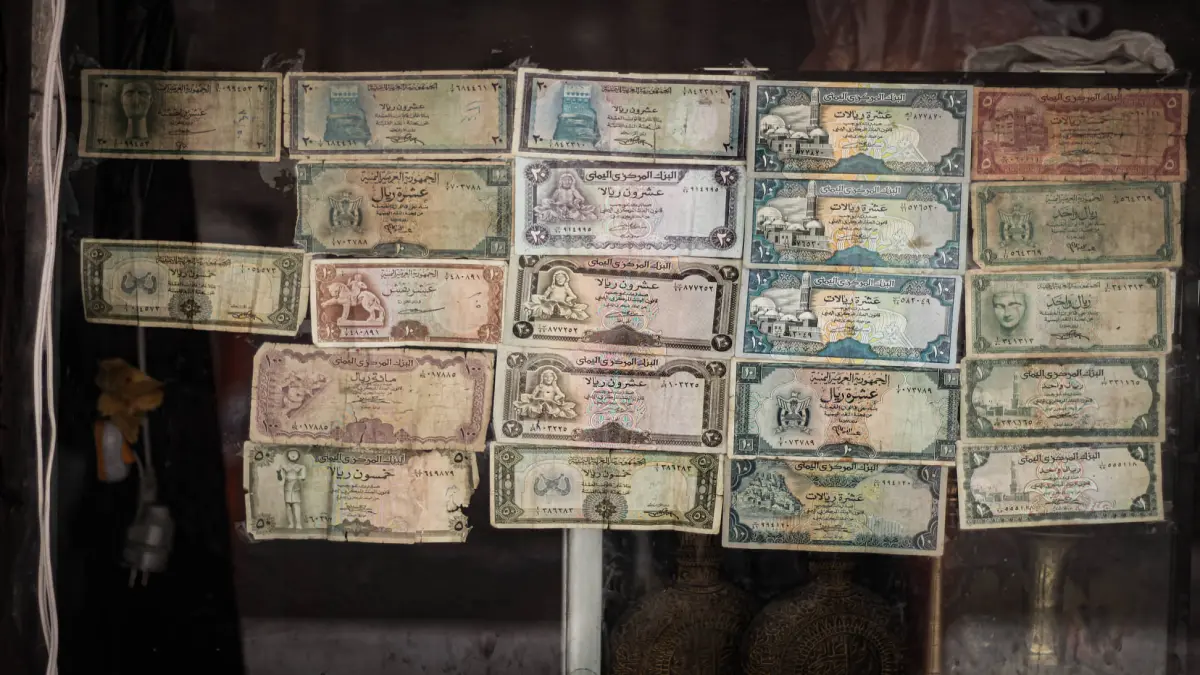 كشف الأسباب الحقيقية والسر الخفي وراء انهيار الريال اليمني وتدهور قيمته أمام العملات الأجنبية اليوم