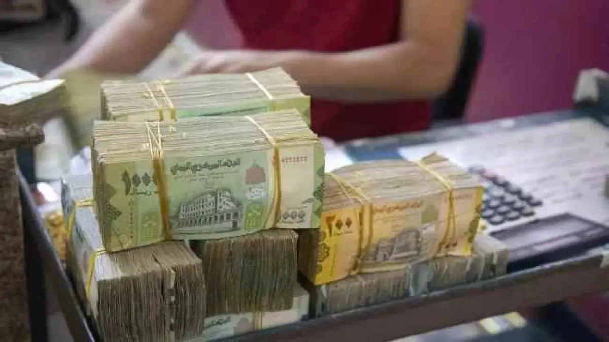 انهيار تاريخي للريال اليمني في عدن وسعر الدولار يتخطى 2000 ريال بفارق قياسي عن صنعاء