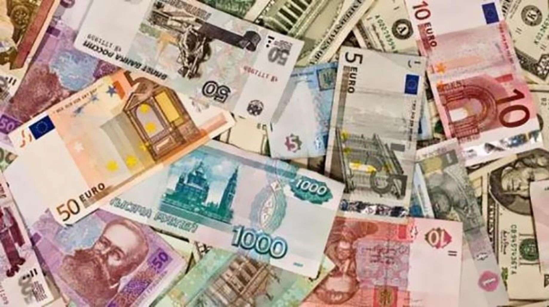 تباين جديد في سوق الصرف.. العملات الأجنبية والعربية تشهد انخفاضاً أمام الجنيه