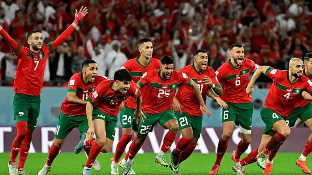 احتفال لاعبي المغرب برفع علم فلسطين بعد التأهل لدور الـ 16 في كأس العالم 2026