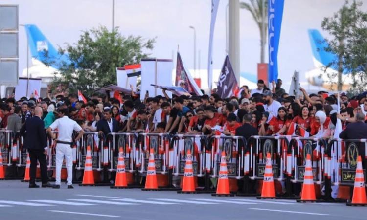 الجماهير تحتشد أمام مطار العلمين لاستقبال المنتخب عقب المشاركة في كأس العالم