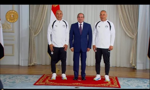 الرئيس السيسى يمنح لاعبي المنتخب الوطني و الجهازين الفنى والإدارى كأس الفخر والاعتزاز وأوسمة تقديراً للأداء البطولي خلال المونديال.. ويؤكد على ضرورة وجود “كشافين متجردين” للمواهب واستعداد الدولة لدعم الكفاءات