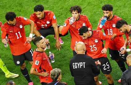 رجل أعمال إماراتي يقدم هدايا ثمينة للاعبي منتخب مصر بعد إنجاز المونديال ‏