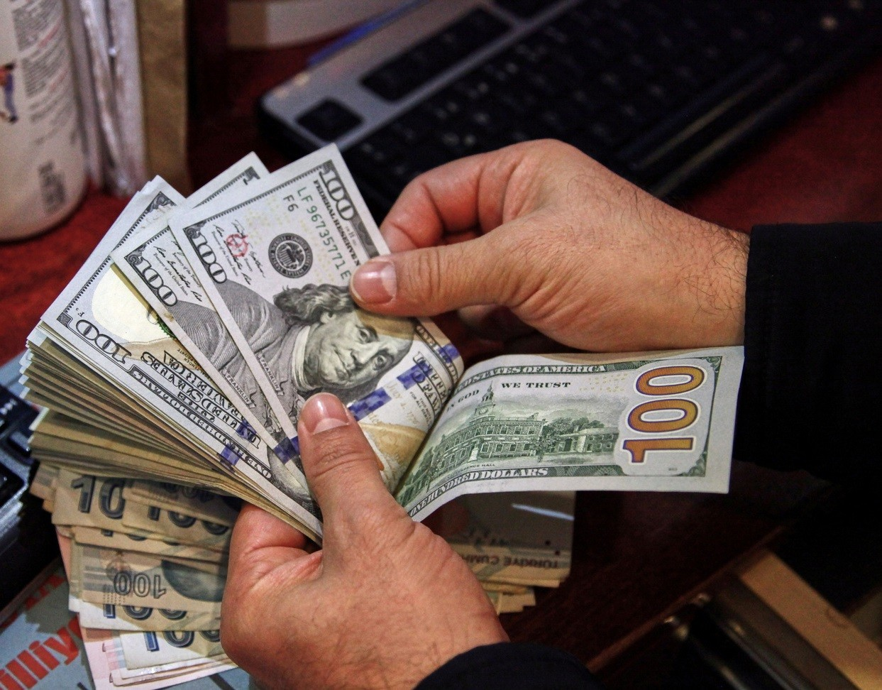 استقرار جماعي لأسعار العملات أمام الجنيه اليوم.. وخبراء: السوق يعيش حالة “توازن هادئ”