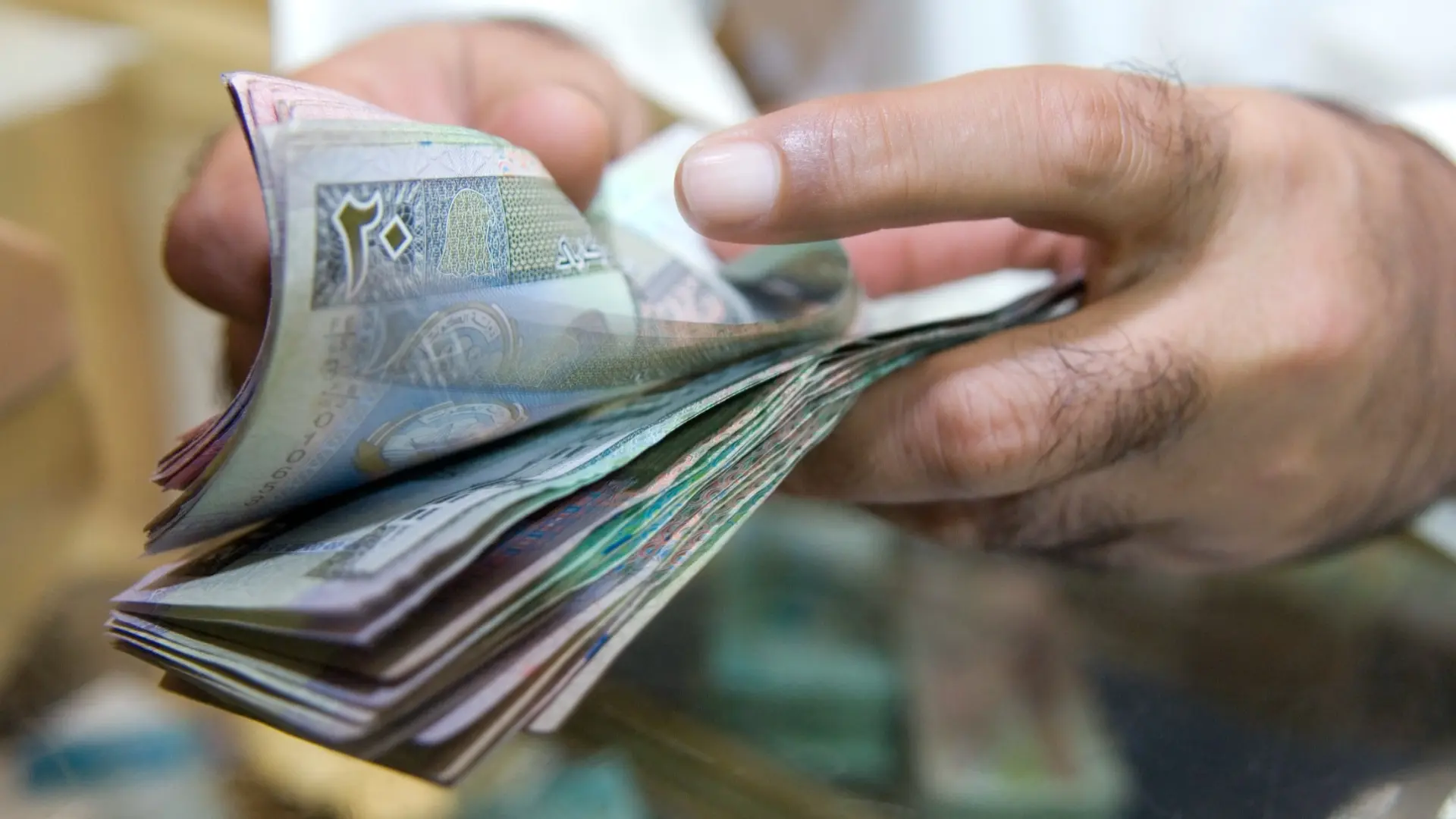 مؤشرات الدينار الكويتي: كيف استقبلت البنوك المصرية العملة الكويتية في التعاملات الأخيرة؟