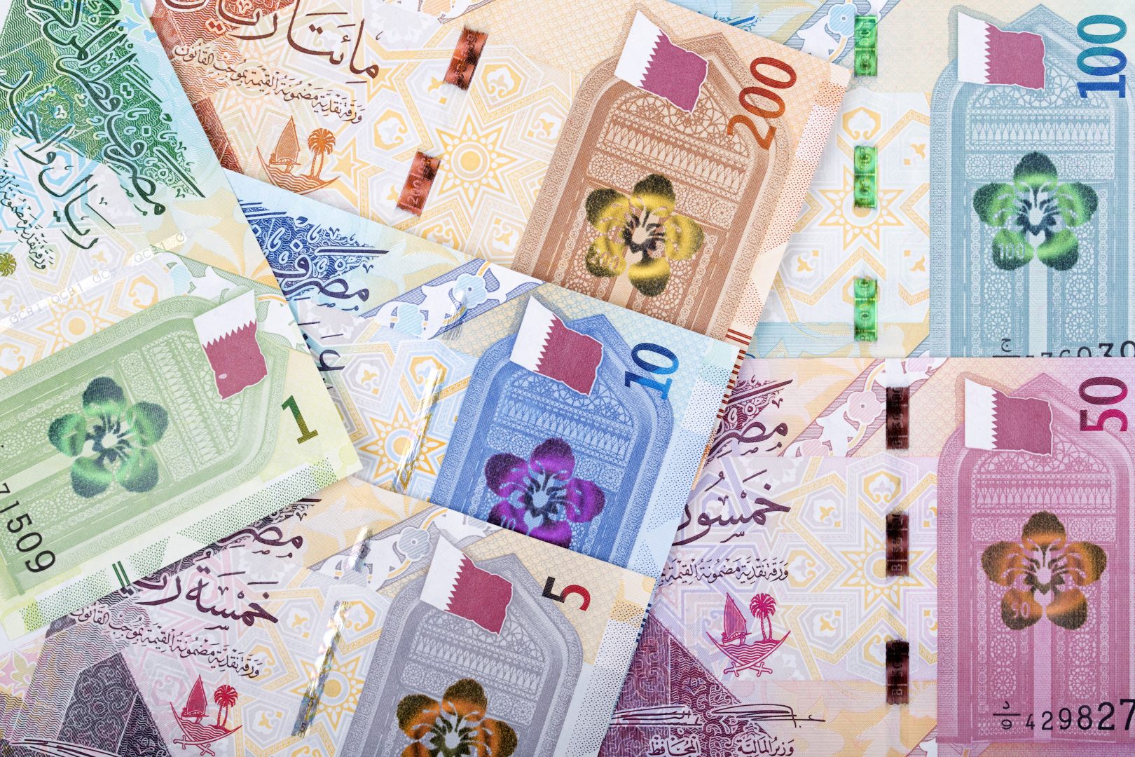 شاشات الصرف تتحرك نحو الصعود.. تفاصيل مستويات تداول الريال القطري مقابل الجنيه
