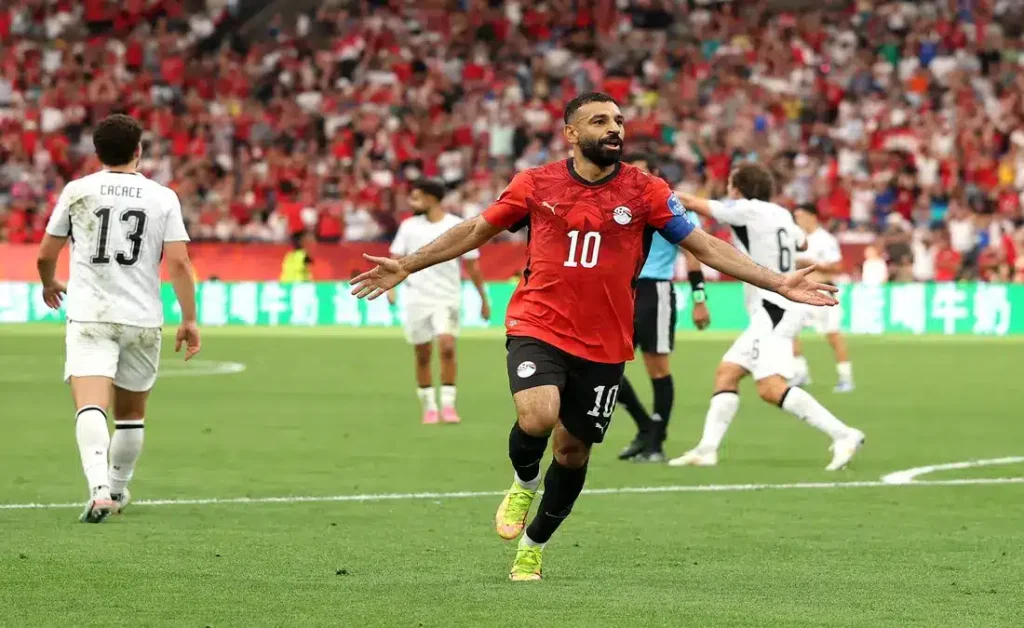 شاهد.. محمد صلاح يتحول إلى قائد كرنفال الفراعنة بأغاني شعبية في كأس العالم