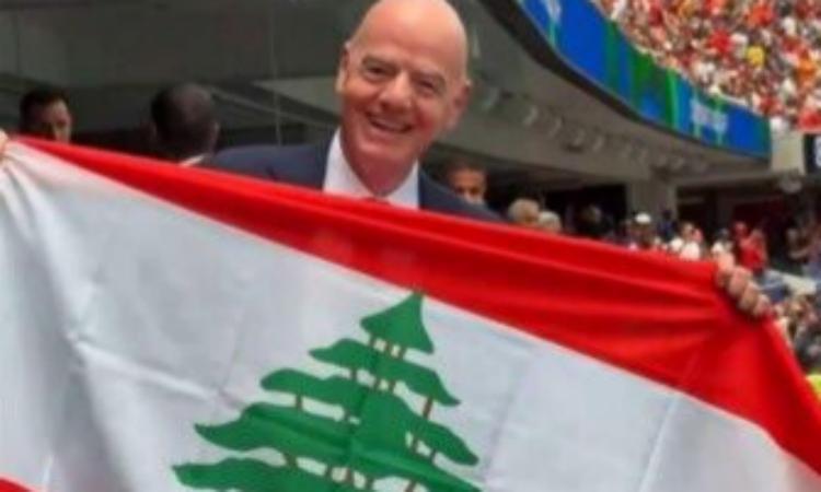 لقطة لافتة.. رئيس «فيفا» يرفع العلم اللبناني في مونديال
