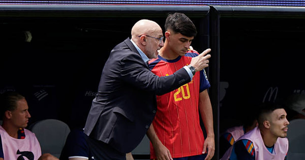لماذا لا يستطيع بيدري اللعب كما يفعل في برشلونة؟ التفسير من المدرب لويس دي لا فوينتي.