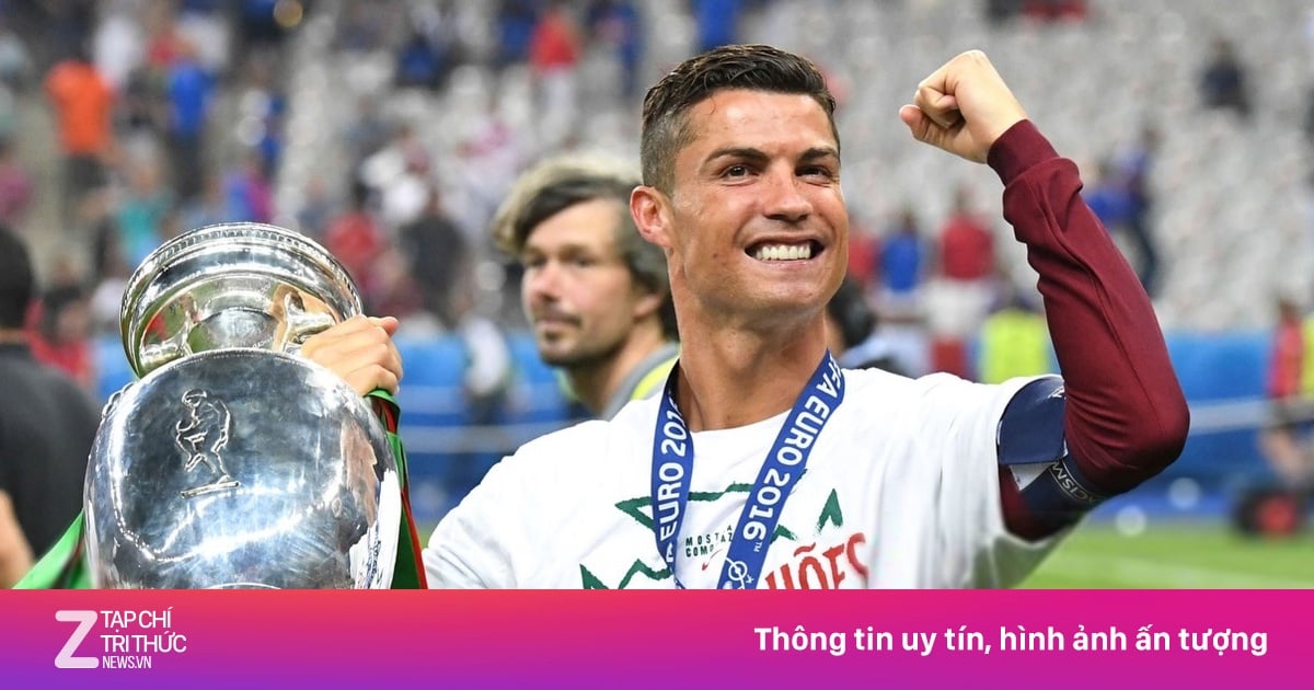 نشر رونالدو صورة لفوزه ببطولة أوروبا بعد خيبة أمله في كأس العالم.