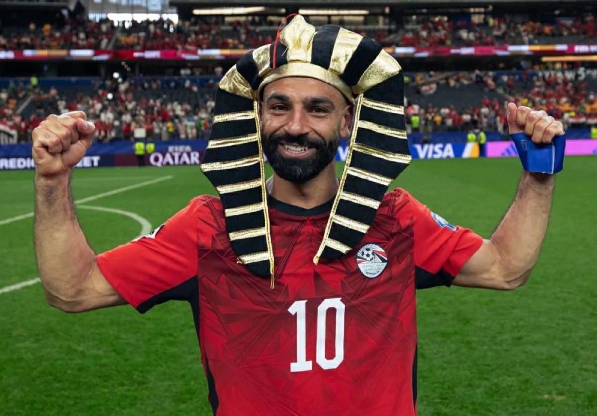 يضربنا بين الشوطين.. محمد صلاح مازحاً عن سر تألق منتخب مصر مع حسام حسن