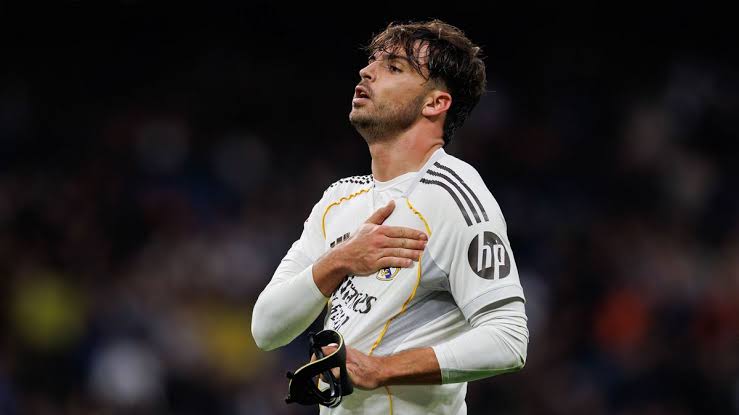 ليفربول يراقب مدافع ريال مدريد وموقف النادي الإسباني من الصفقة