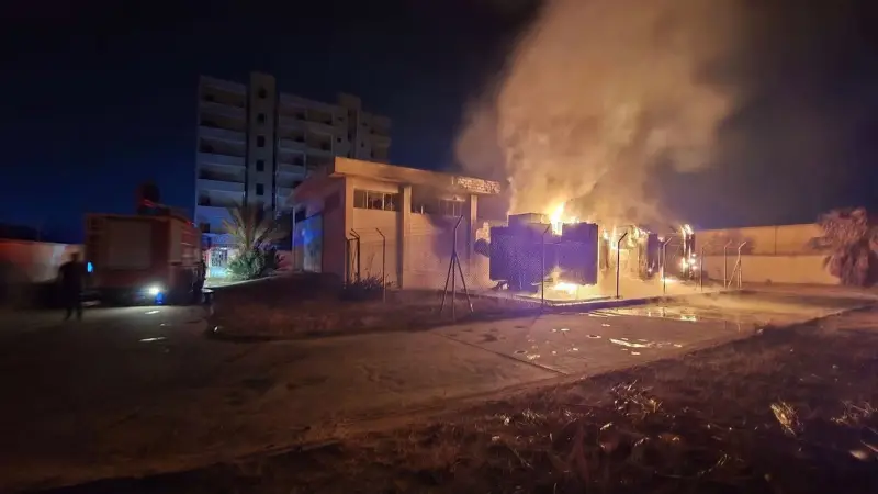 فيديو يوثق اندلاع حريق في محطة كهرباء بالزاوية الليبية إثر هجوم بمسيرات