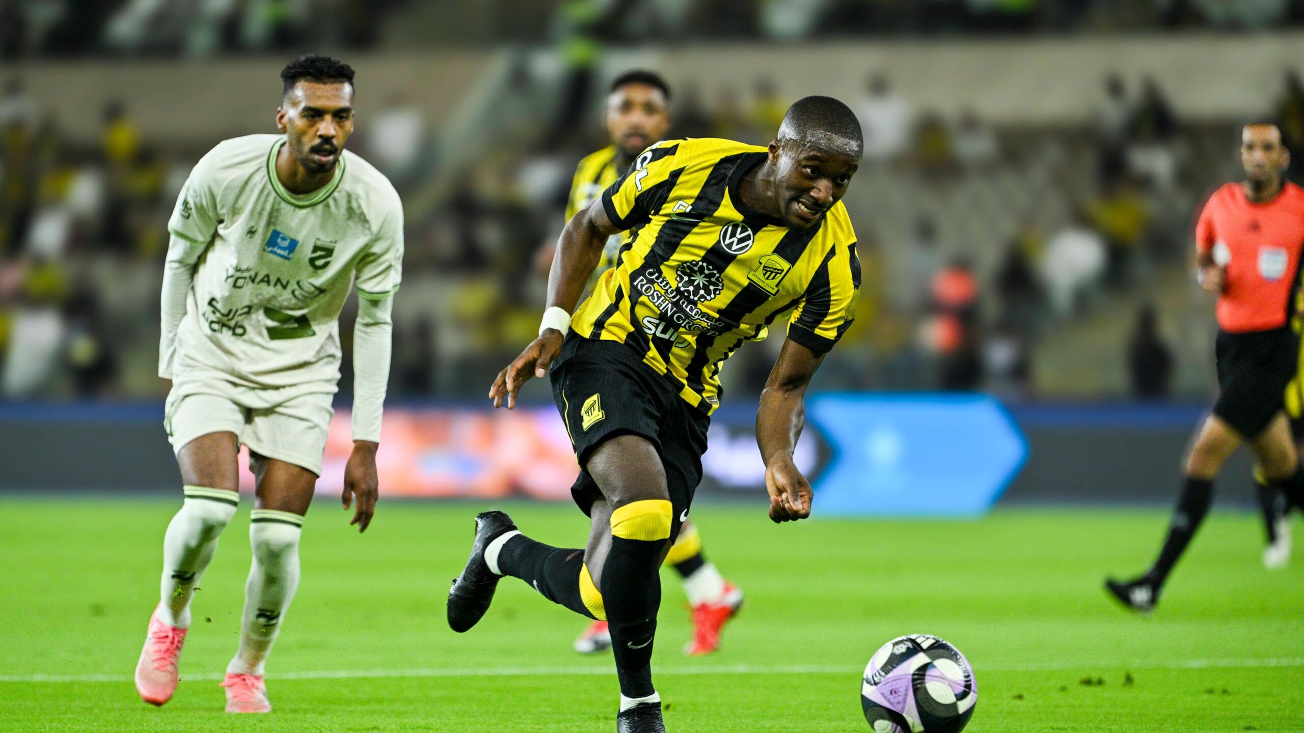 القنوات الناقلة لمباراة الاتحاد والحزم في دوري روشن وطرق المشاهدة عبر الإنترنت