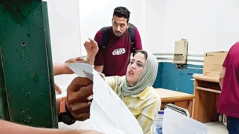 إيقاف موظفة بالتأمينات الاجتماعية عن العمل وإحالتها للتحقيق إثر مشادة مع مواطن