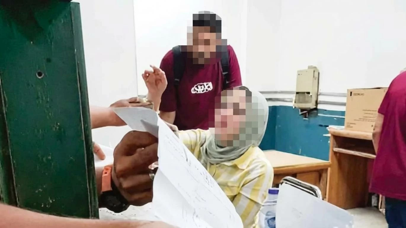 مصور واقعة موظفة تأمينات الهرم يكشف تفاصيل إهانة رجل مسن بالفيديو