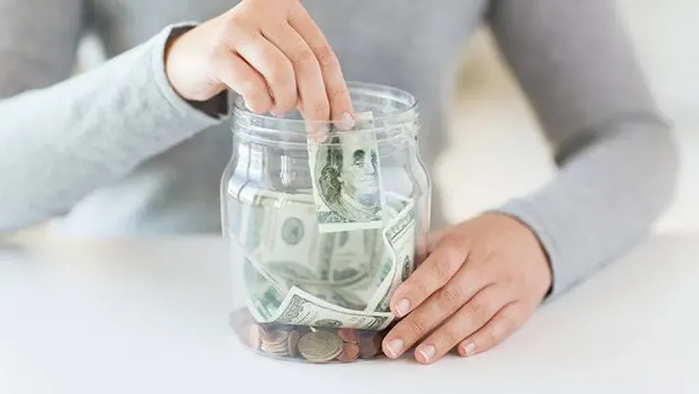 كيف تبدأ الادخار من راتبك؟ خطة بسيطة