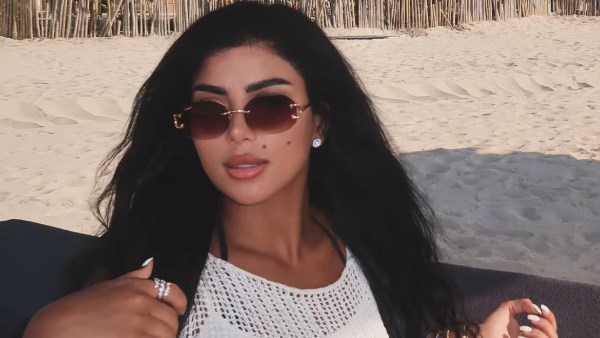 كارولين عزمي تخطف الأنظار بفستان أبيض على البحر