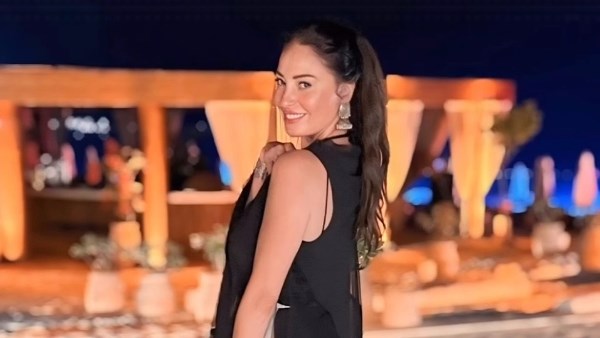 بالكاجوال … نرمين الفقي تخطف الأنظار على الشاطي