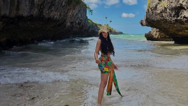 مي القاضي تشارك جمهورها صورا من رحلتها إلى زنجبار