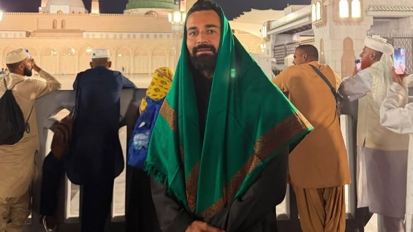 أحمد حاتم يخطف الأنظار من المسجد النبوي بصورة روحانية