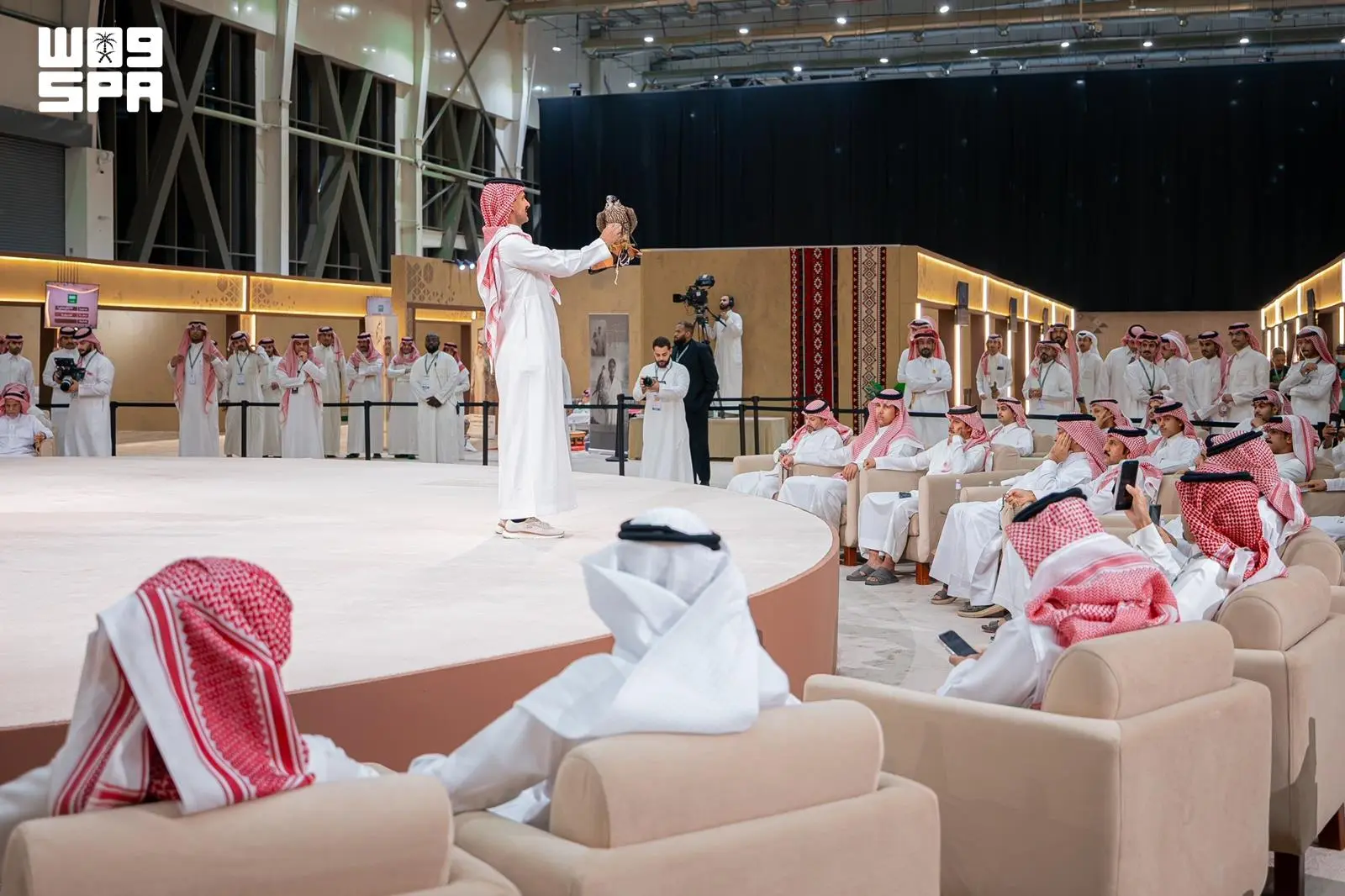 المزاد الدولي لمزارع إنتاج الصقور 2026 يسجل بيع 4 صقور في ليلته الرابعة
