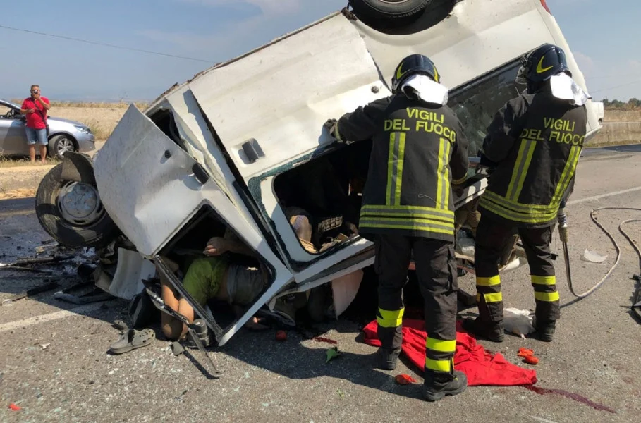 حادث سير مأساوي بجنوب إيطاليا يودي بحياة عامل مغربي ويصيب 8 آخرين