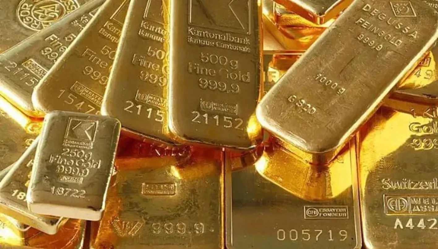 ارتفاع سعر الذهب يتزامن مع تراجع أسعار النفط عالمياً وسط قيود السوق العالمي