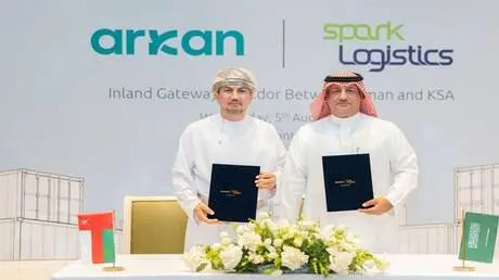 السعودية وعمان توقعان اتفاقية تاريخية لإنشاء ممر بري استراتيجي يربط البلدين عبر صحراء الربع الخالي