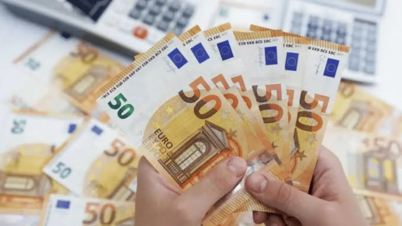 تغيرات سعر الدولار واليورو مقابل الجنيه في بداية تعاملات البنوك اليوم
