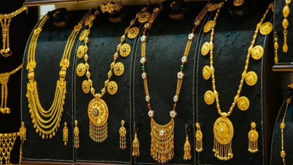 سعر الذهب يتراجع في منتصف التعاملات اليوم