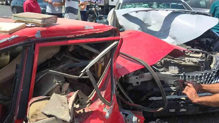 تفاصيل مصرع شاب في حادث تصادم مروع بين سيارتين ملاكي على طريق الواحات بمحافظة الجيزة